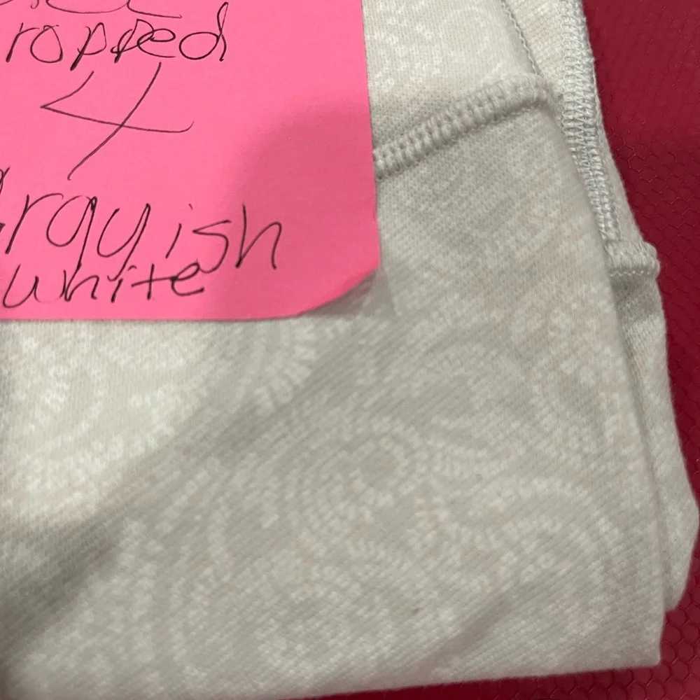 Lululemon patterned cropped, soft and comfy size 4, so cute - Picture 8 of 11